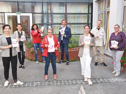 von links nach rechts am Bild: Ballettlehrerin Ines Haberl, Ilse Knell (Büro für Diversität), Koordinatorinnen Elisabeth Frühauf und Eveline Helm (beide Special Olympics NÖ), Jürgen Kranabetter (Tanzschule Schwebach), Tanztrainerin, Tanzpädagogin und Projektleiterin Mariella Schlossnagl, Tänzer Julian Reutterer und Mag.a Martina Eigelsreiter (Leiterin Büro für Diversität). (Foto: Josef Vorlaufer)
