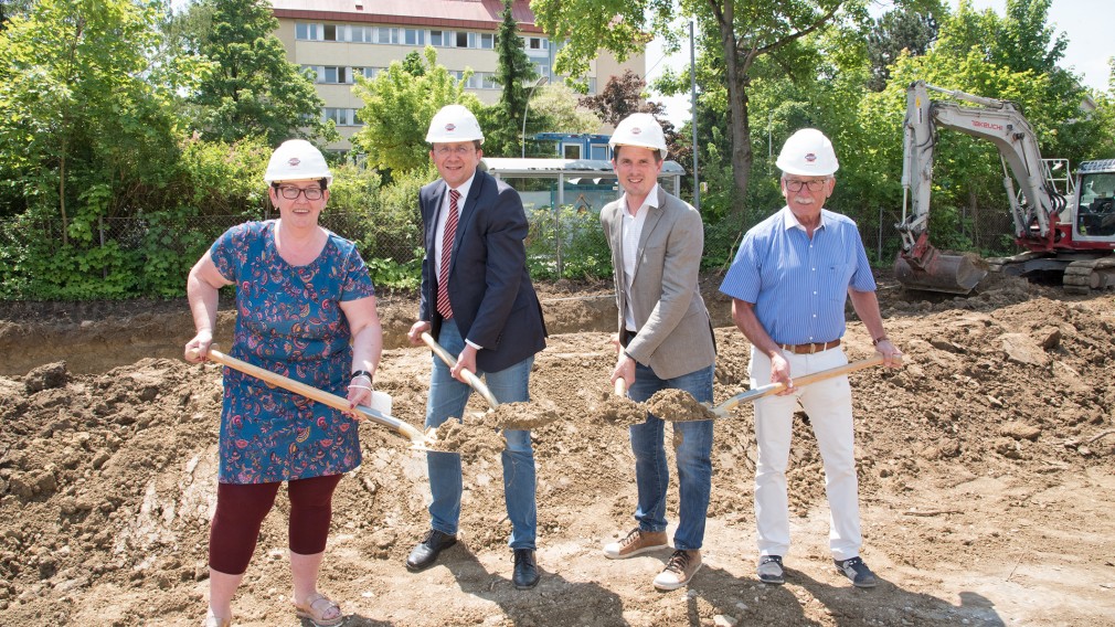 Spatenstich mit Bettina Lahnsteiner (Leiterin Seniorenwohnheim), Bürgermeister Matthias Stadler, Christian Wildeis und Hermann Haneder (beide Fa. Swietelsky).  (Foto: Josef Vorlaufer)