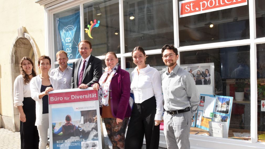 Das Team des Büros für Diversität, Bürgermeister Matthias Stadler, Bürgerservice Leiter Martin Koutny und Immobilienservice Mitarbeiter Lukas Stefan stehen vor dem Büro in der Schreinergasse 4. Foto: Josef Vorlaufer 