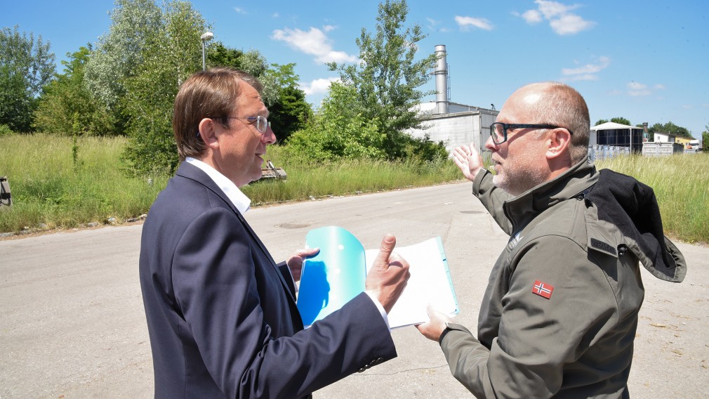 Bürgermeister Matthias Stadler und Baudirektor Wolfgang Lengauer am Areal in der Linzer Straße. (Foto: Josef Vorlaufer)