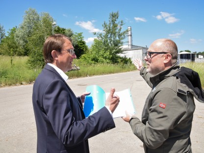 Bürgermeister Matthias Stadler und Baudirektor Wolfgang Lengauer am Areal in der Linzer Straße. (Foto: Josef Vorlaufer)