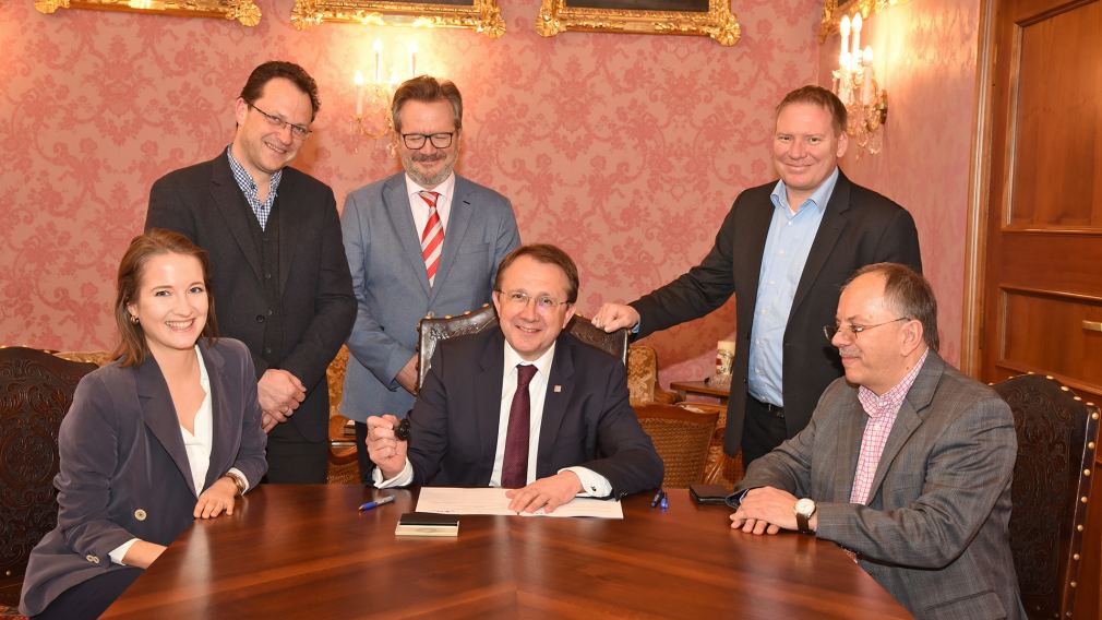 6 Personen im Bürgermeisterzimmer. (Foto: Vorlaufer)