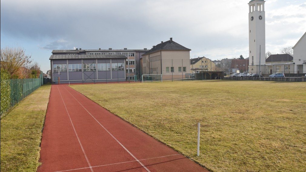 Sportplatz mit Laufbahn vor einem Schulgebäude. (Foto: Josef Vorlaufer)