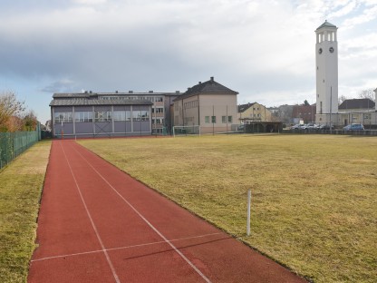 Sportplatz mit Laufbahn vor einem Schulgebäude. (Foto: Josef Vorlaufer)