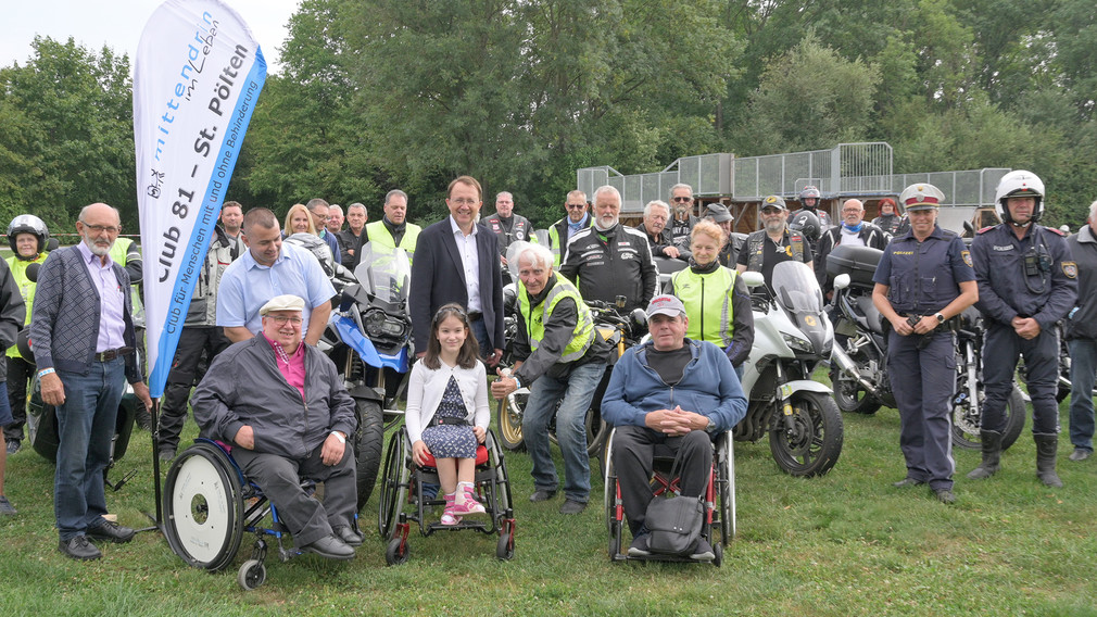 Bürgermeister Matthias Stadler, Obmann Karl Heinz Himmelstein und Mitglieder der Motorradfreunde St. Pölten, Obmann Josef Schoisengeyer und Mitglieder des Club 81 und Esther bei der Eröffnung der Benefizfahrt am Areal des Ratzersdorfer Sees. (Foto: Arman Kalteis)