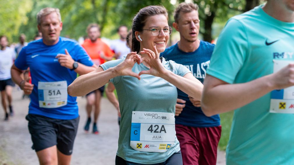 Auf dem Foto ist eine Dame zu sehen, die ihre Hände zu einem Herz geformt hat. (Foto: Wolfgang Wutzl)