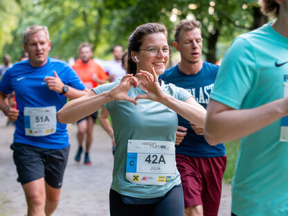 Auf dem Foto ist eine Dame zu sehen, die ihre Hände zu einem Herz geformt hat. (Foto: Wolfgang Wutzl)