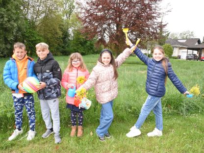 Fünf Kinder auf einer Wiese. (Foto: Vorlaufer)