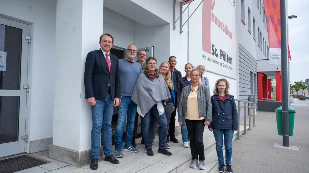 Bürgermeister Matthias Stadler, Sicherheitsbeauftragter Peter Puchner , Vzlt Erwin Höllerer, Dr. Gabriele Leister, Ramona Morawetz (ehrenamtliche dipl. Gesundheits- und Krankenpflegerin) , Leiter des Gesundheitsamtes Peter Eigelsreiter, Alexandra Pawaronschütz (ehrenamtliche dipl. Gesundheits- und Krankenpflegerin) und die ehrenamtlichen Mitarbeiterinnen Verena Höllerer, Michaela Umgeher und Tamara Borensky vor dem Saal der Begegnung. (Foto: Arman Kalteis)