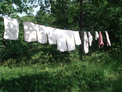 Stoffwindeln aufgehängt auf einer Wäscheschnur im Garten. (Foto: C. K. Klose)