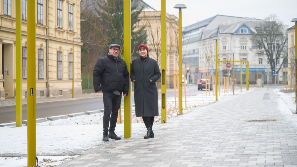 Stadtgärtner Robert Wotapek und Dora Schilling von der Klimakoordinationsstelle posieren für ein Foto am neu gestalteten Promenadenring. (Foto: Arman Kalteis)