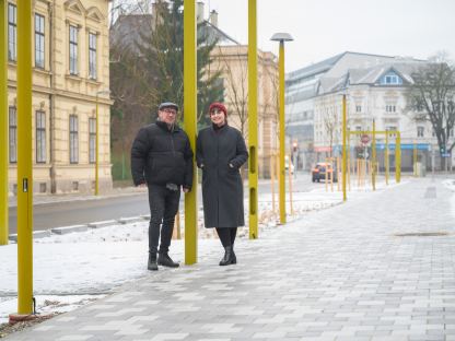 Stadtgärtner Robert Wotapek und Dora Schilling von der Klimakoordinationsstelle posieren für ein Foto am neu gestalteten Promenadenring. (Foto: Arman Kalteis)