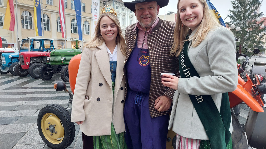 Mit dabei auch Weinkönigin Sophie Hromatka, Oldimertraktoren Chef Werner Kail und die Dirndlprinzessin