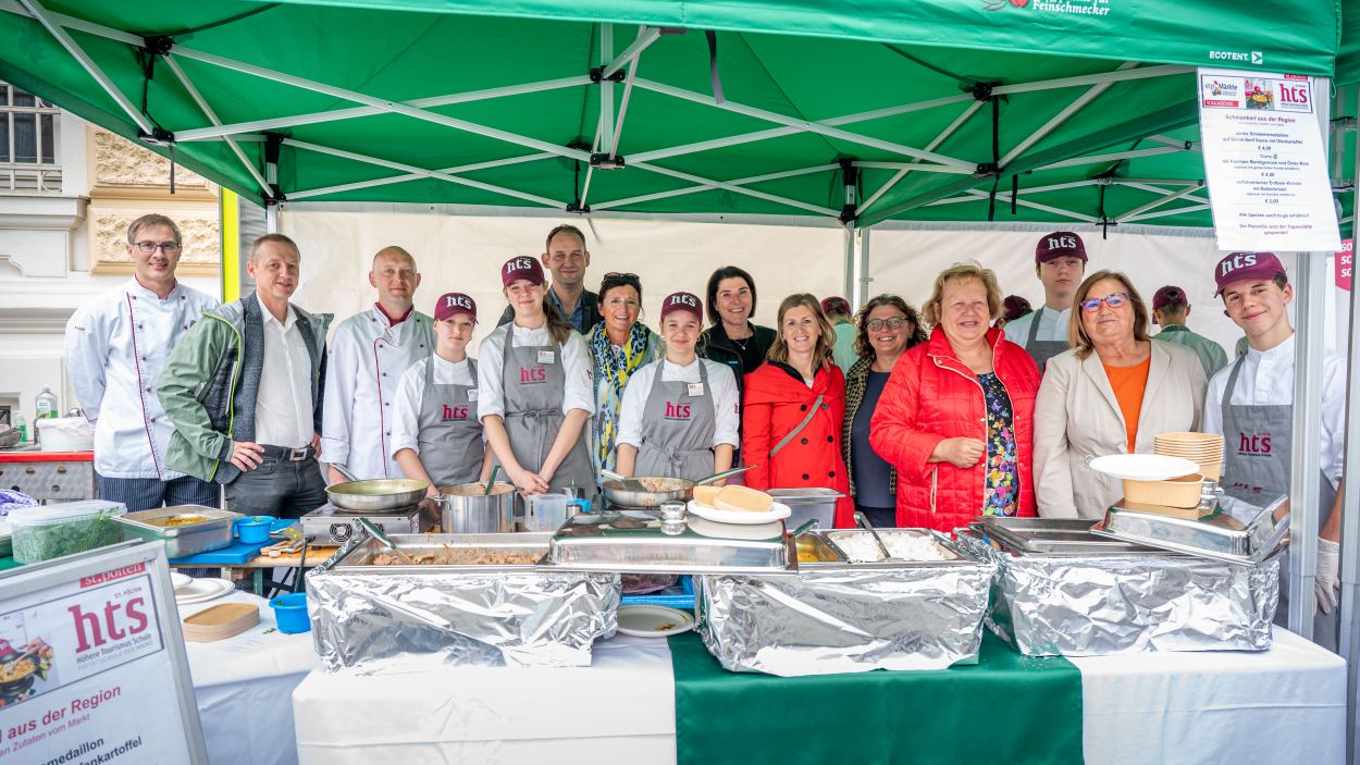Die Schüler:innen der HTS St. Pölten bereiteten am 15. Mai beim Schaukochen am Markt ein leckeres Mittagessen für die Marktbesucher:innen zu. (Foto: Medienservice)