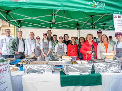 Die Schüler:innen der HTS St. Pölten bereiteten am 15. Mai im Rahmen von Schaukochen am Markt ein köstliches Menü für die Besucher:innen des Marktes am Domplatz zu. (Foto: Christian Krückel)