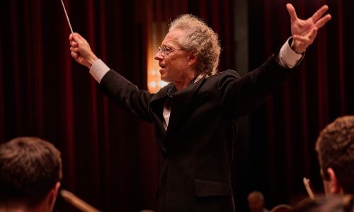 Pianist und Dirigent Robert Lehrbaumer holt als künstlerischer Leiter Jahr für Jahr Stars der Klassik auf die Bühne.