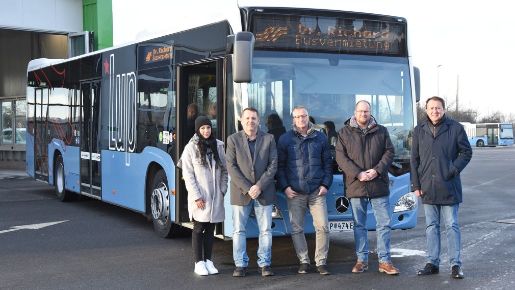 Nadin Kranabetter (Stadtplanung), Christian Dechet (GF-Stv. Dr. Richard NÖ & OÖ), Peter Zuser (Stadtplanung), Michael Weissmann (GF Dr. Richard NÖ & OÖ), Bürgermeister Matthias Stadler mit einem der neuen LUP-Busse. (Foto: Josef Vorlaufer)