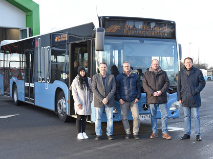 Nadin Kranabetter (Stadtplanung), Christian Dechet (GF-Stv. Dr. Richard NÖ & OÖ), Peter Zuser (Stadtplanung), Michael Weissmann (GF Dr. Richard NÖ & OÖ), Bürgermeister Matthias Stadler mit einem der neuen LUP-Busse. (Foto: Josef Vorlaufer)