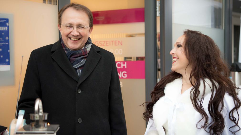 Bürgermeister Matthias Stadler traf nicht nur Veronika Polly, sondern auch das Christkindl.