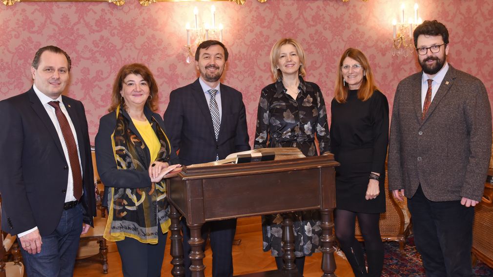 Kulturamtsleiter Alfred Kellner, Gemeinderätin Mirsada Zupani, Botschafter Sinisa Bencun, OSZE-Botschafterin Danka Savic, Doris Vorlaufer (internationale Kontakte) und Vizebürgermeister Harald Ludwig. (Foto: Josef Vorlaufer)