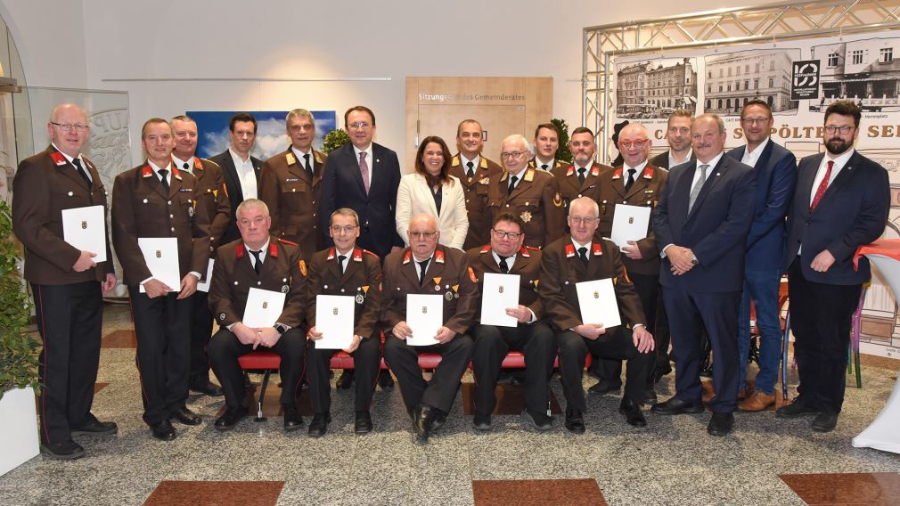 Gruppenfoto der Geehrten für ihre 50-, 60- und 70-jährige Mitgliedschaft und Vertreter:innen von Stadt und Land. (Foto: Josef Vorlaufer) 