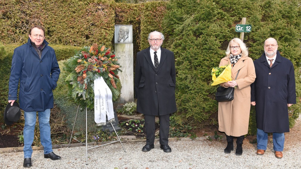 Bürgermeister Matthias Stadler und Obmann Willi Gelb mit der Großnichte des damaligen Bürgermeisters Hubert Schnofl, Christine Knorr-Reiss und ihrem Gatten bei der Kranzniederlegung am Hauptfriedhof (Foto Josef Vorlaufer).