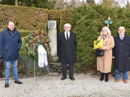 Bürgermeister Matthias Stadler und Obmann Willi Gelb mit der Großnichte des damaligen Bürgermeisters Hubert Schnofl, Christine Knorr-Reiss und ihrem Gatten bei der Kranzniederlegung am Hauptfriedhof (Foto Josef Vorlaufer).