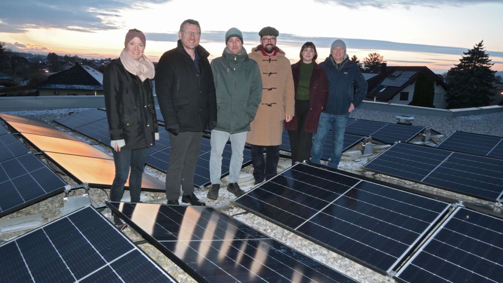 6 Personen auf einem Dach mit PV-Anlage. (Foto: Wolfgang Mayer)