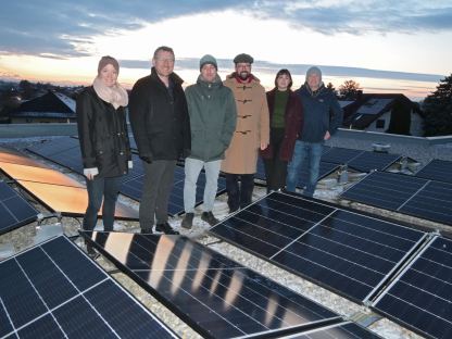 6 Personen auf einem Dach mit PV-Anlage. (Foto: Wolfgang Mayer)