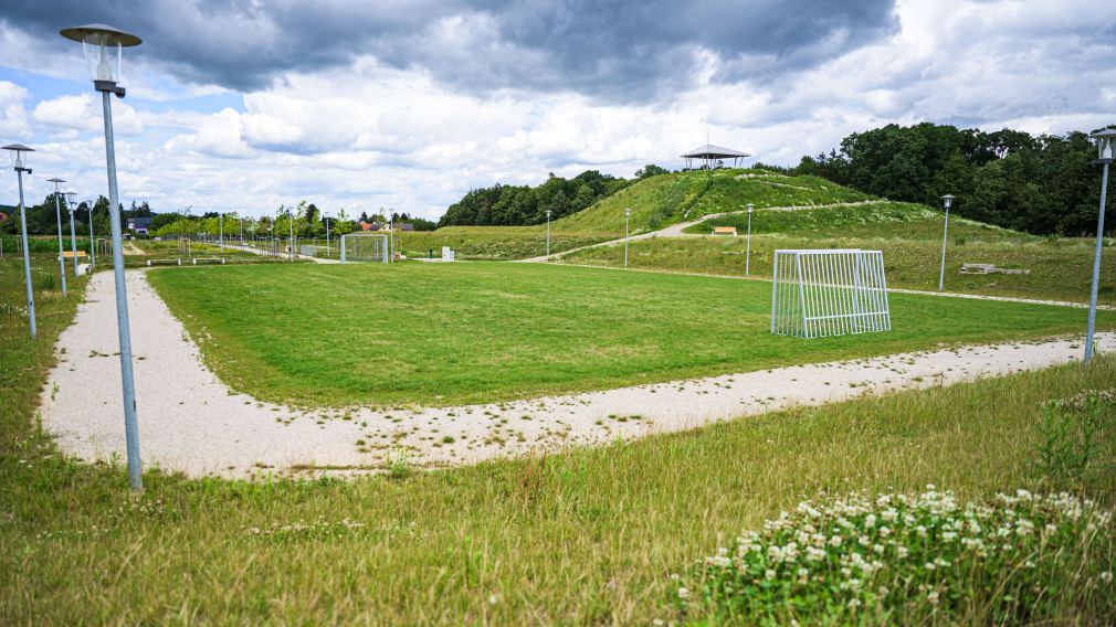 Der neue Fußballplatz versteckt sich hinter der Eisbergspitze im kürzlich erschlossenen Naherholungsgebiet. (Foto: Arman Kalteis)