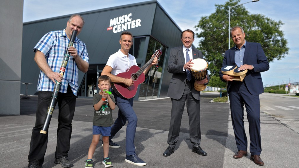 NXP Geschäftsführer Bernard Voak, NXP Geschäftsführer René Voak und Sohn Emil, Bürgermeister Matthias Stadler und Direktor Thomas Schauer von der Raiffeisenbank Region St. Pölten vor dem neuen Music Center beim VAZ St. Pölten. (Foto: Wolfgang Mayer)