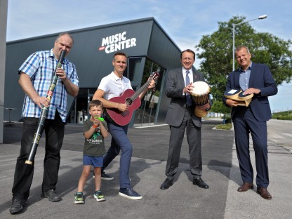 NXP Geschäftsführer Bernard Voak, NXP Geschäftsführer René Voak und Sohn Emil, Bürgermeister Matthias Stadler und Direktor Thomas Schauer von der Raiffeisenbank Region St. Pölten vor dem neuen Music Center beim VAZ St. Pölten. (Foto: Wolfgang Mayer)