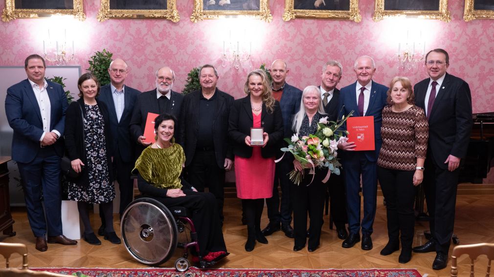 Im Beisein zahlreicher Ehrengäste wurden die sechs Personen für ihre herausragenden Leistungen für die Stadt ausgezeichnet. (Foto: Arman Kalteis)