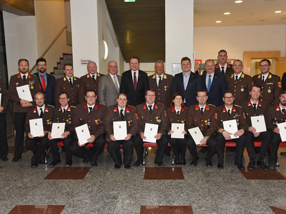 Gruppenfoto der geehrten FeuerwehrkameradInnen im Rathaus. (Foto: Josef Vorlaufer)