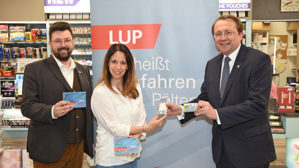 Bürgermeister Matthias Stadler, Trafikantin Eva Hofer und Vizebürgermeister Harald Ludwig mit dem 50000. Vorverkaufsticket für den LUP. (Foto: Josef Vorlaufer)