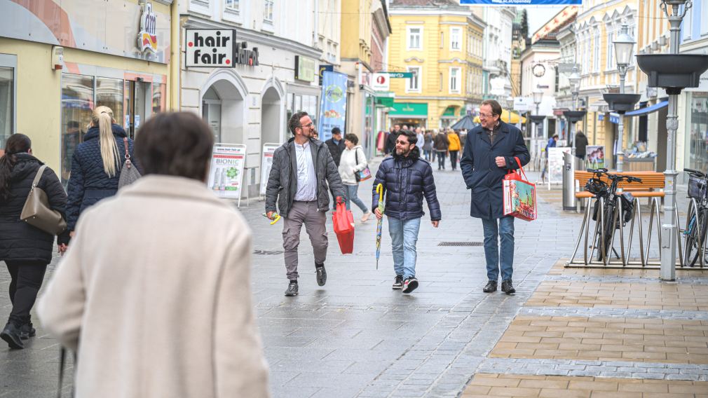 Die Kremser Gasse mit vielen Fußgängern im Bild.