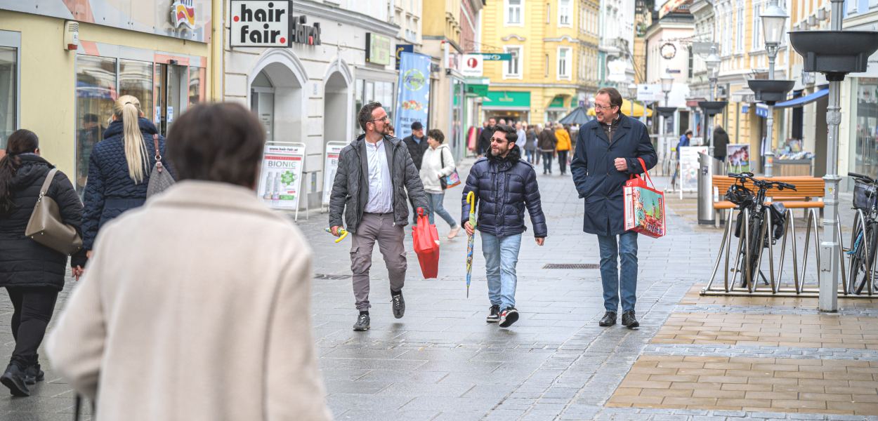 Die Kremser Gasse mit vielen Fußgängern im Bild.
