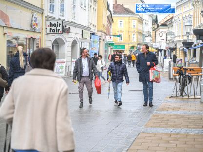 Die Kremser Gasse mit vielen Fußgängern im Bild.