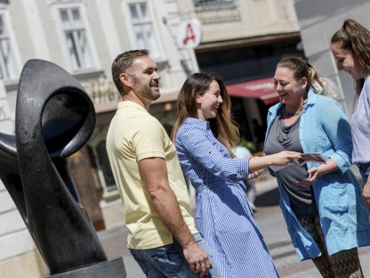 Drei Frauen und ein Mann unterhalten sich am Riemerplatz. (Foto: Doris Schwarz-König).