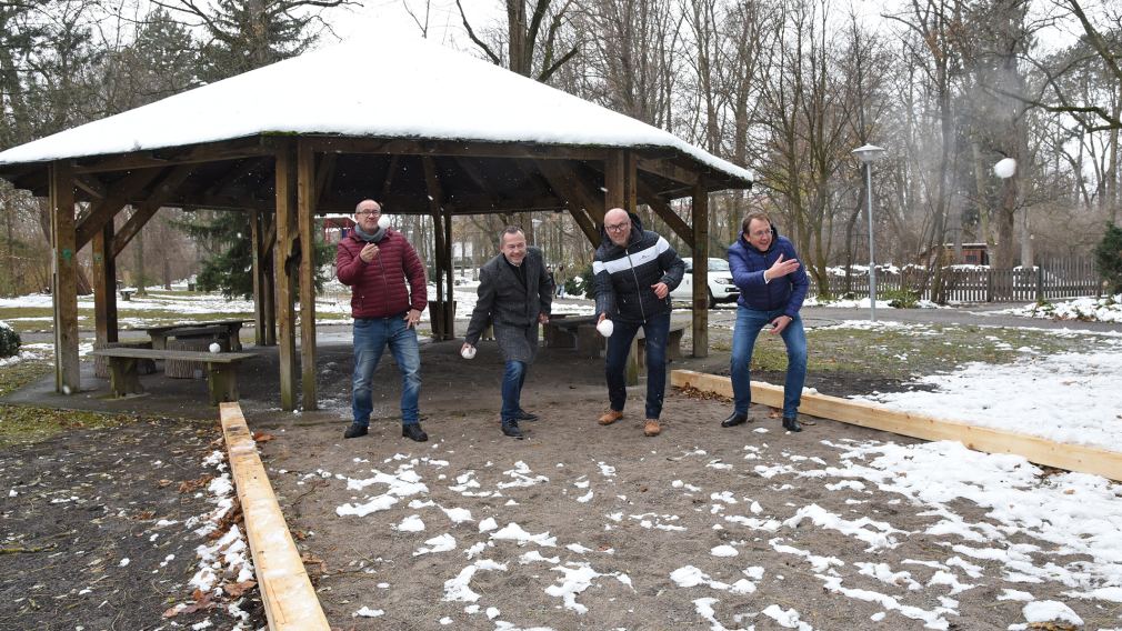 Vier Personen auf der neuen Boule-Anlage beim Pavillon im Hammerpark. (Foto: Vorlaufer)