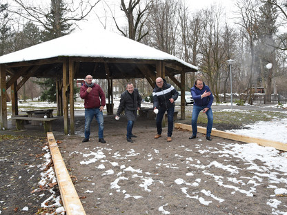 Vier Personen auf der neuen Boule-Anlage beim Pavillon im Hammerpark. (Foto: Vorlaufer)