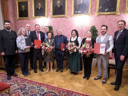 Gruppenfoto mit allen Ehrenzeichen- und Preisträger:innen, dem Bürgermeister und den beiden Vize-Bürgermeistern.