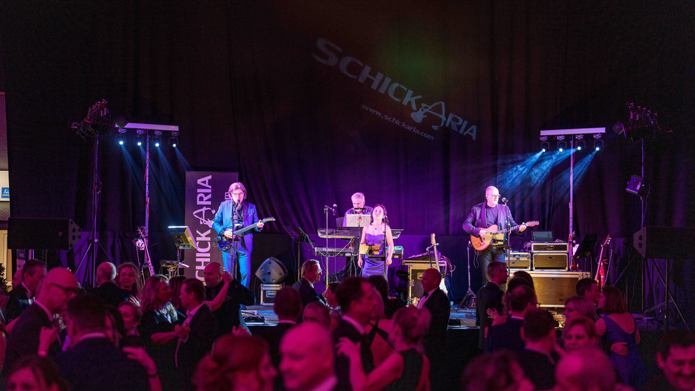 Die Band Schickaria bei ihrem Live-Auftritt am Ball. (Foto: Josef Bollwien)