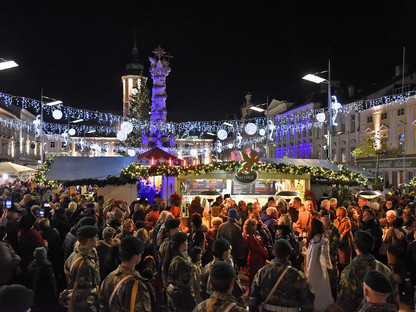 Der beleuchtete Christkindlmarkt am Rathausplatz mit BesucherInnen. (Foto: Josef Vorlaufer)