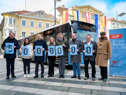 Eine Personengruppe posiert vor einem LUP-Bus am Rathausplatz mit der Zahl 5.000.000 in den Händen. (Foto: Arman Kalteis)