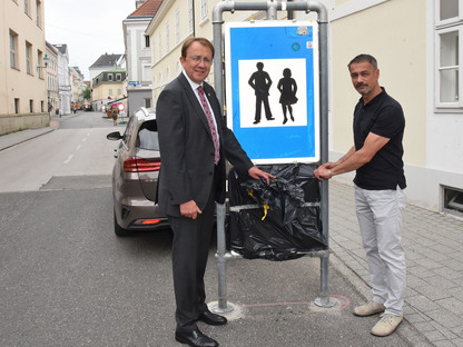 Zwei Personen vor einem Fußgängerzonen-Schild in der Wiener Straße. (Foto: Vorlaufer)