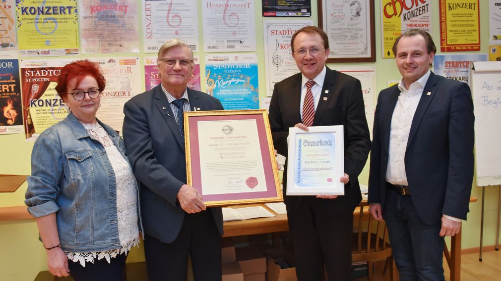 Ilona Tröls-Holzweber (stellvertretende Vorstandsvorsitzende, Stadtchor), Chorleiter Eduard Hofbauer, Bürgermeister Matthias Stadler und Kulturamtsleiter Alfred Kellner. (Foto: Josef Vorlaufer) 