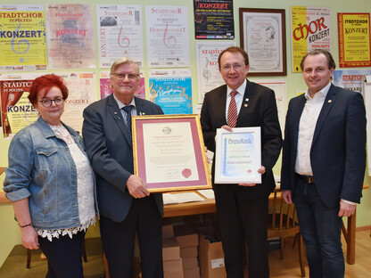 Ilona Tröls-Holzweber (stellvertretende Vorstandsvorsitzende, Stadtchor), Chorleiter Eduard Hofbauer, Bürgermeister Matthias Stadler und Kulturamtsleiter Alfred Kellner. (Foto: Josef Vorlaufer) 