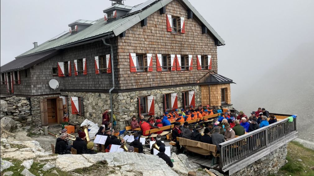 Trotz dem durchwachsenen Wetter war die Jubiläumsfeier gut besucht. Foto: Norbert Lang