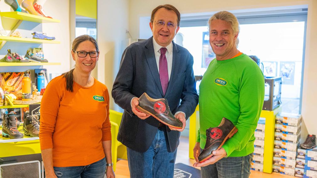 Die Firma Sodek präsentiert erstmals den fertigen St. Pölten-Schuh.